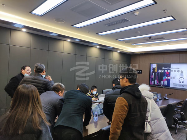 中創(chuàng)世紀(jì)業(yè)務(wù)銷售人員為來賓們介紹和演示智能會議室 中創(chuàng)世紀(jì)業(yè)務(wù)銷售人員為來賓們介紹和演示智能會議室