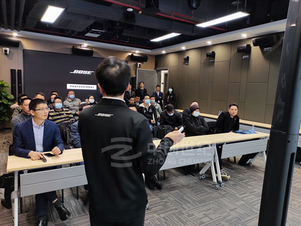 BOSE 技術(shù)工程師張永奎為來賓們詳細(xì)介紹會場中的BOSE音響產(chǎn)品 BOSE 技術(shù)工程師張永奎為來賓們詳細(xì)介紹會場中的BOSE音響產(chǎn)品