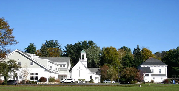 多代社群齊聚的古老教堂外景照 多代社群齊聚的古老教堂外景照